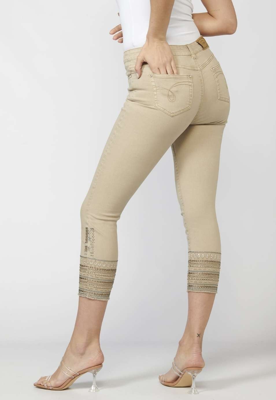 Pantalón de Mujer slim fit con Bordados Étnicos en los bajos 3