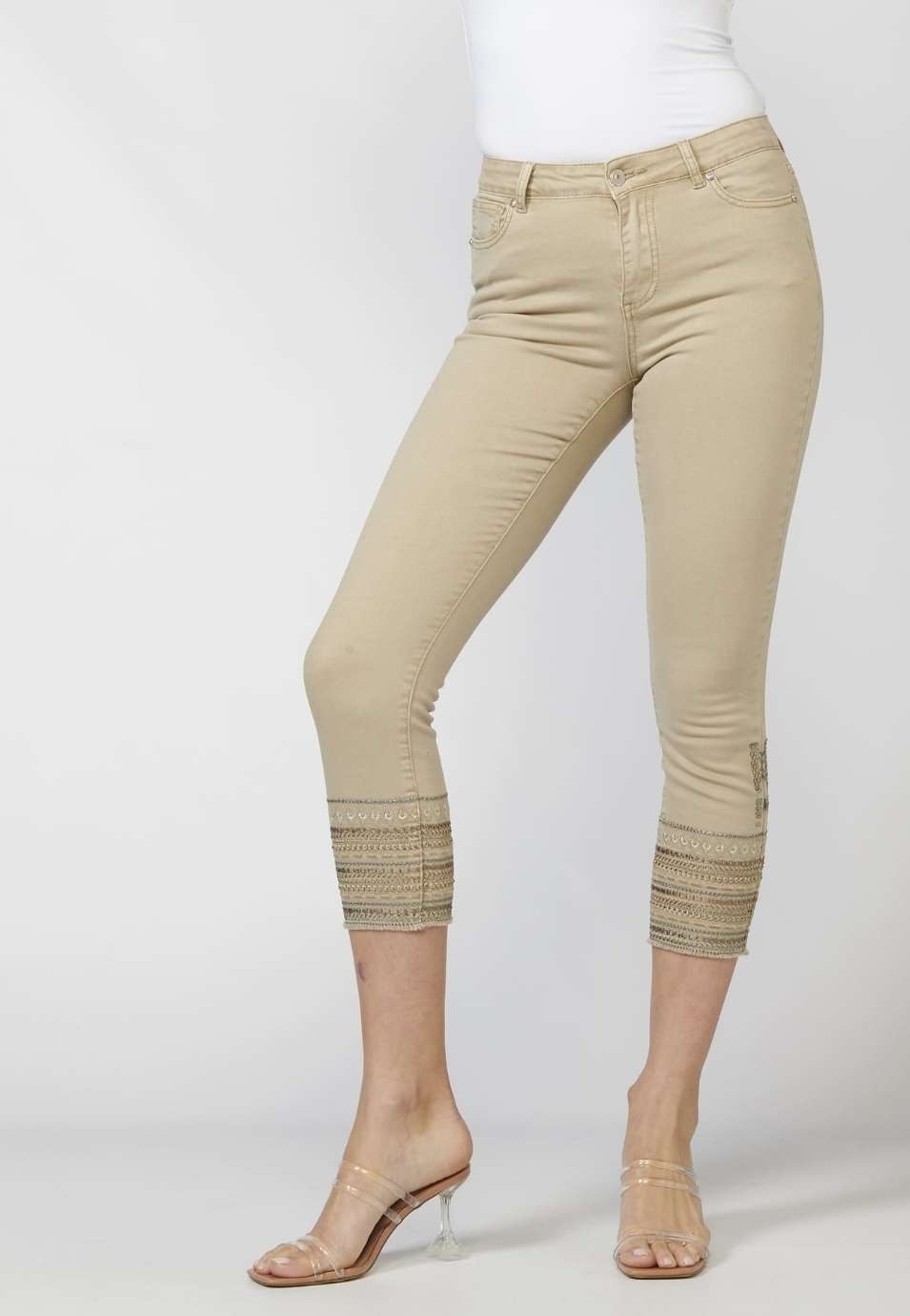 Pantalón de Mujer slim fit con Bordados Étnicos en los bajos 5