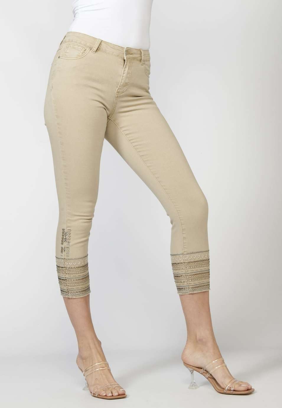 Pantalón de Mujer slim fit con Bordados Étnicos en los bajos 2