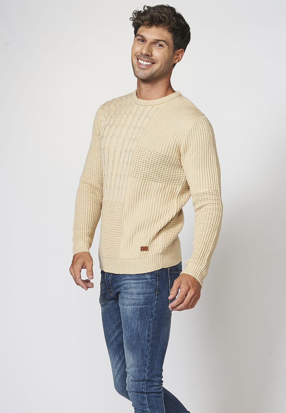 Jersey color crema de manga larga y cuello redondo con acabados en rib para hombre