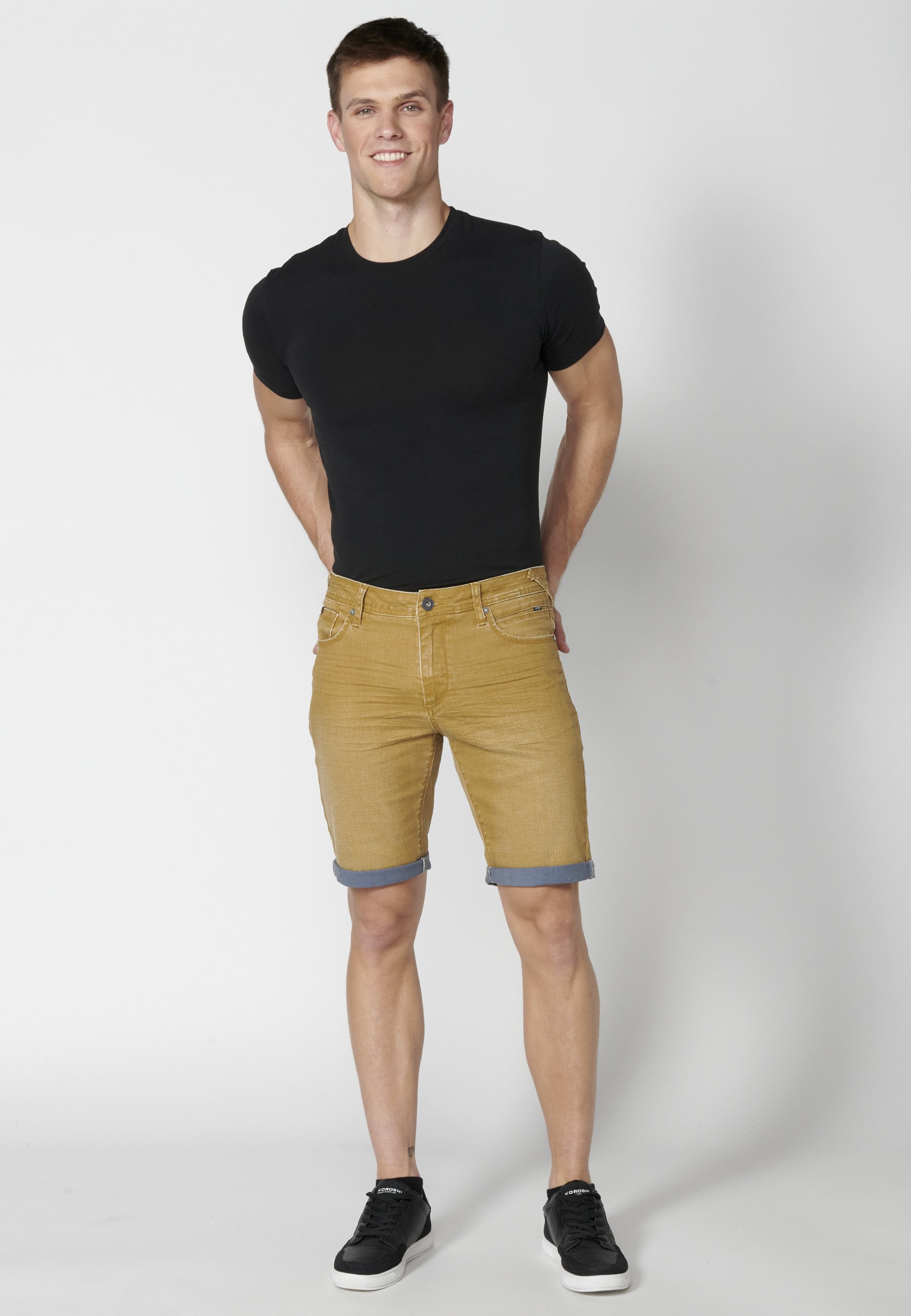 Bermuda en denim extensible de couleur ocre pour homme