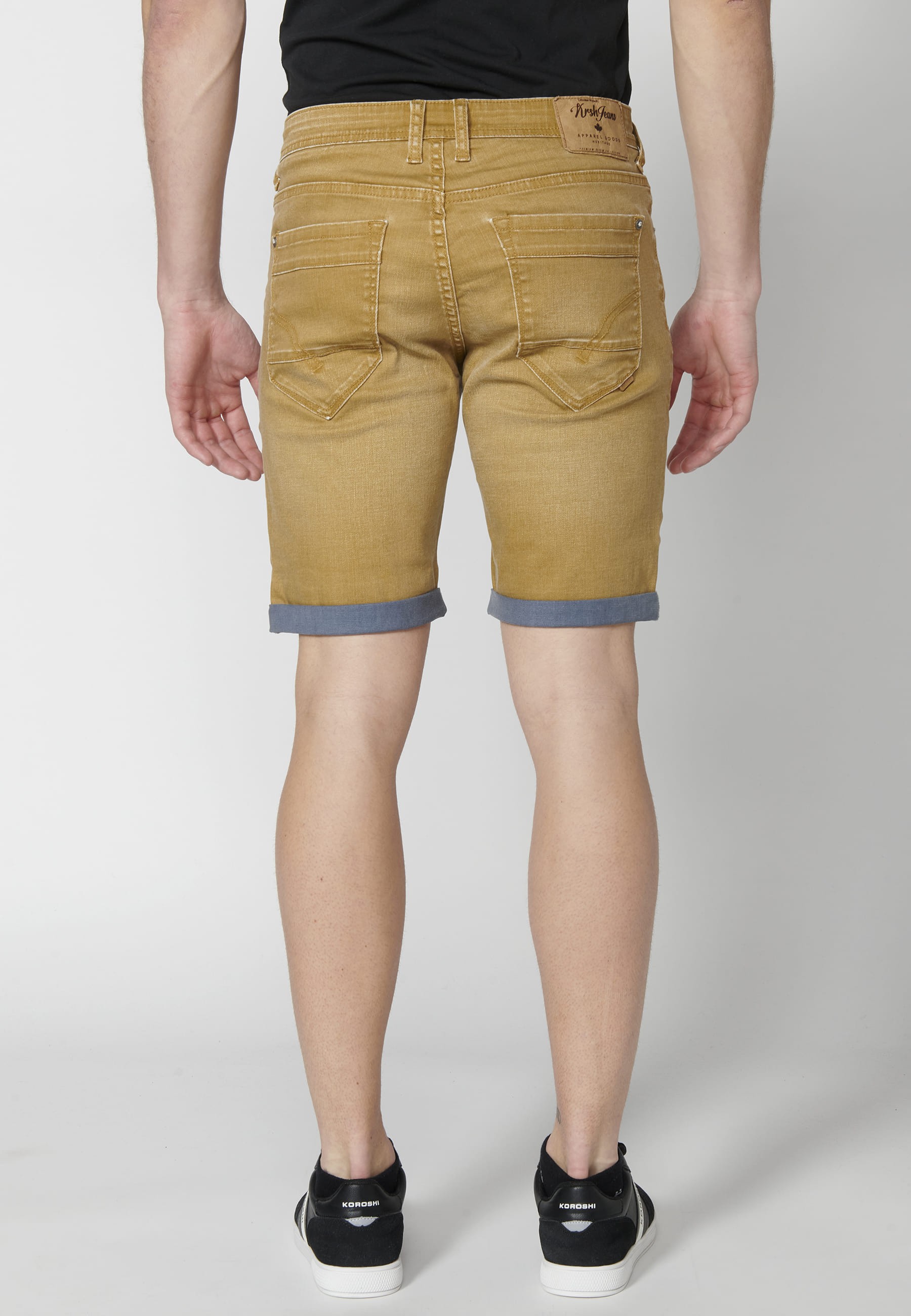 Bermuda en denim extensible de couleur ocre pour homme