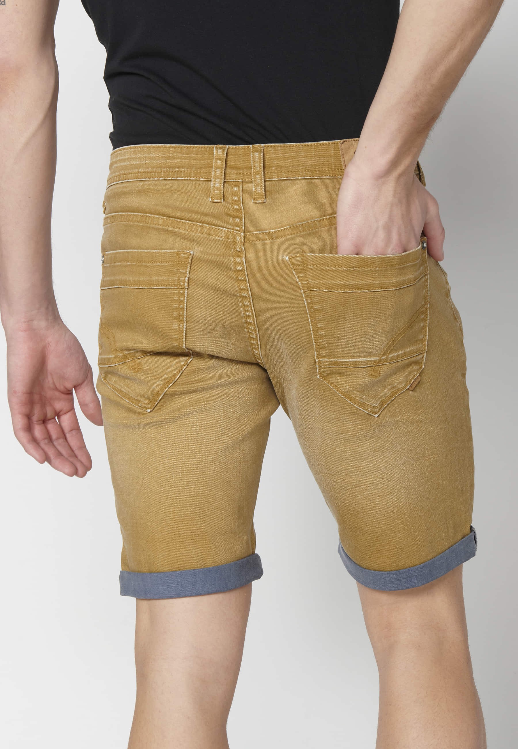 Bermuda en denim extensible de couleur ocre pour homme