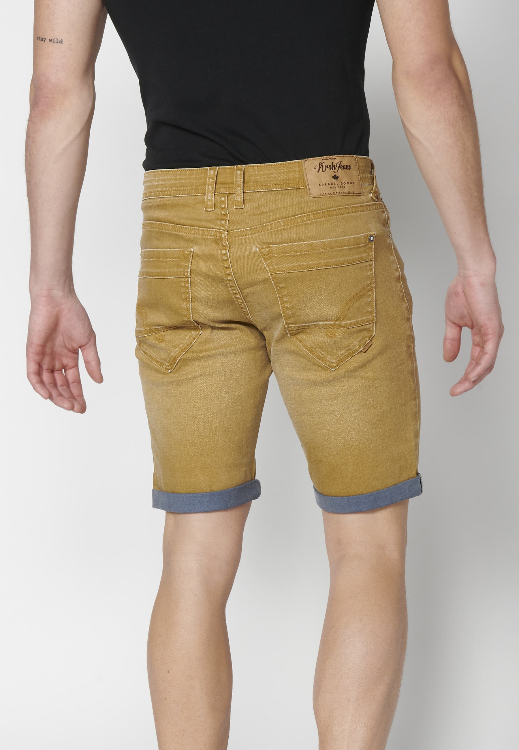 Bermuda en denim extensible de couleur ocre pour homme