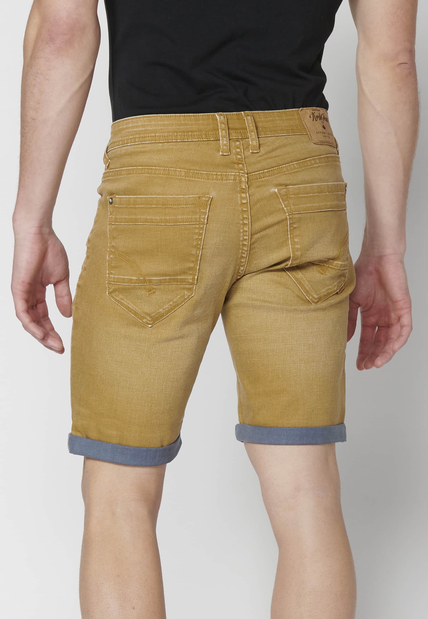 Bermuda en denim extensible de couleur ocre pour homme