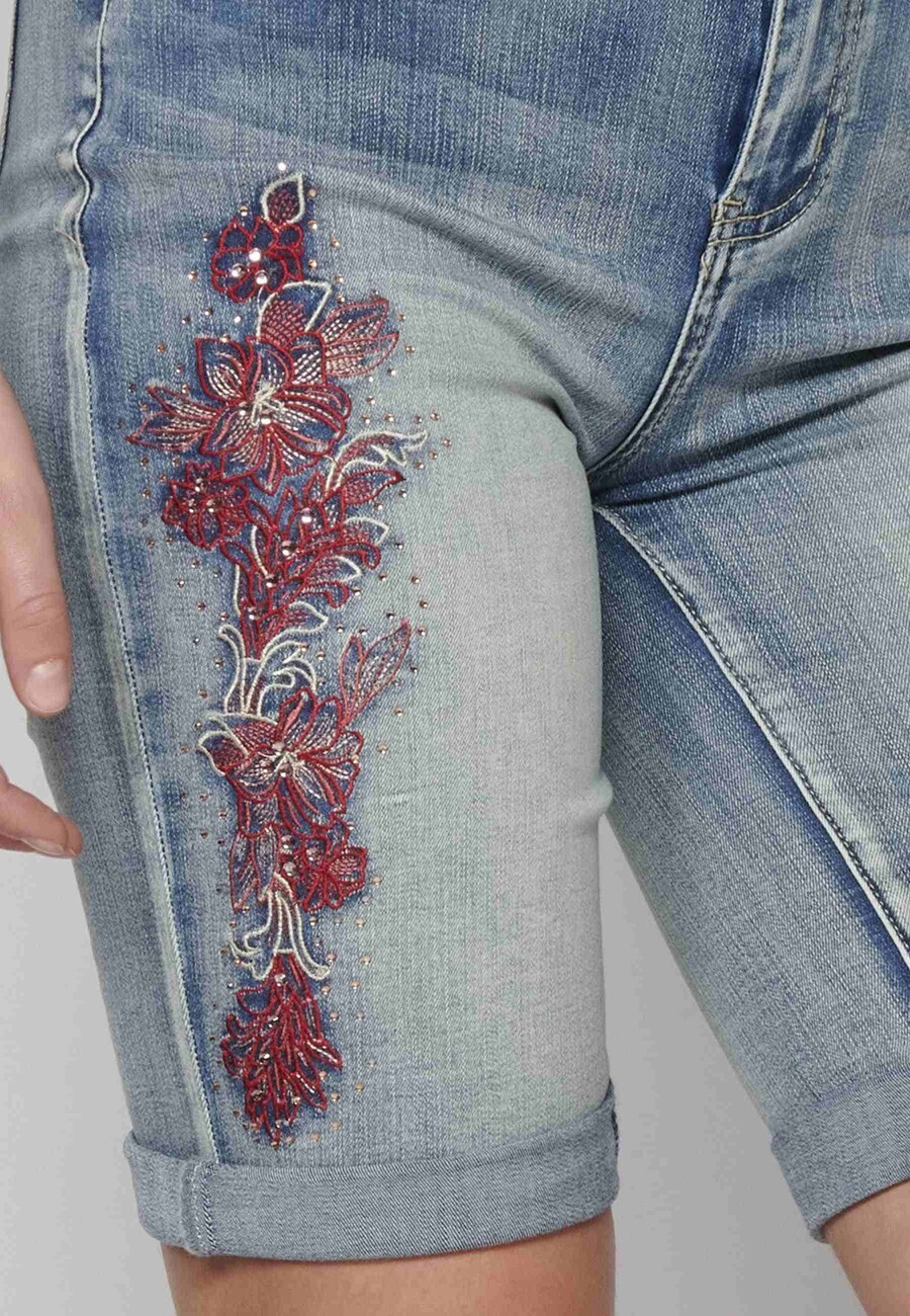 Short slim bleu avec broderie florale pour Femme 5