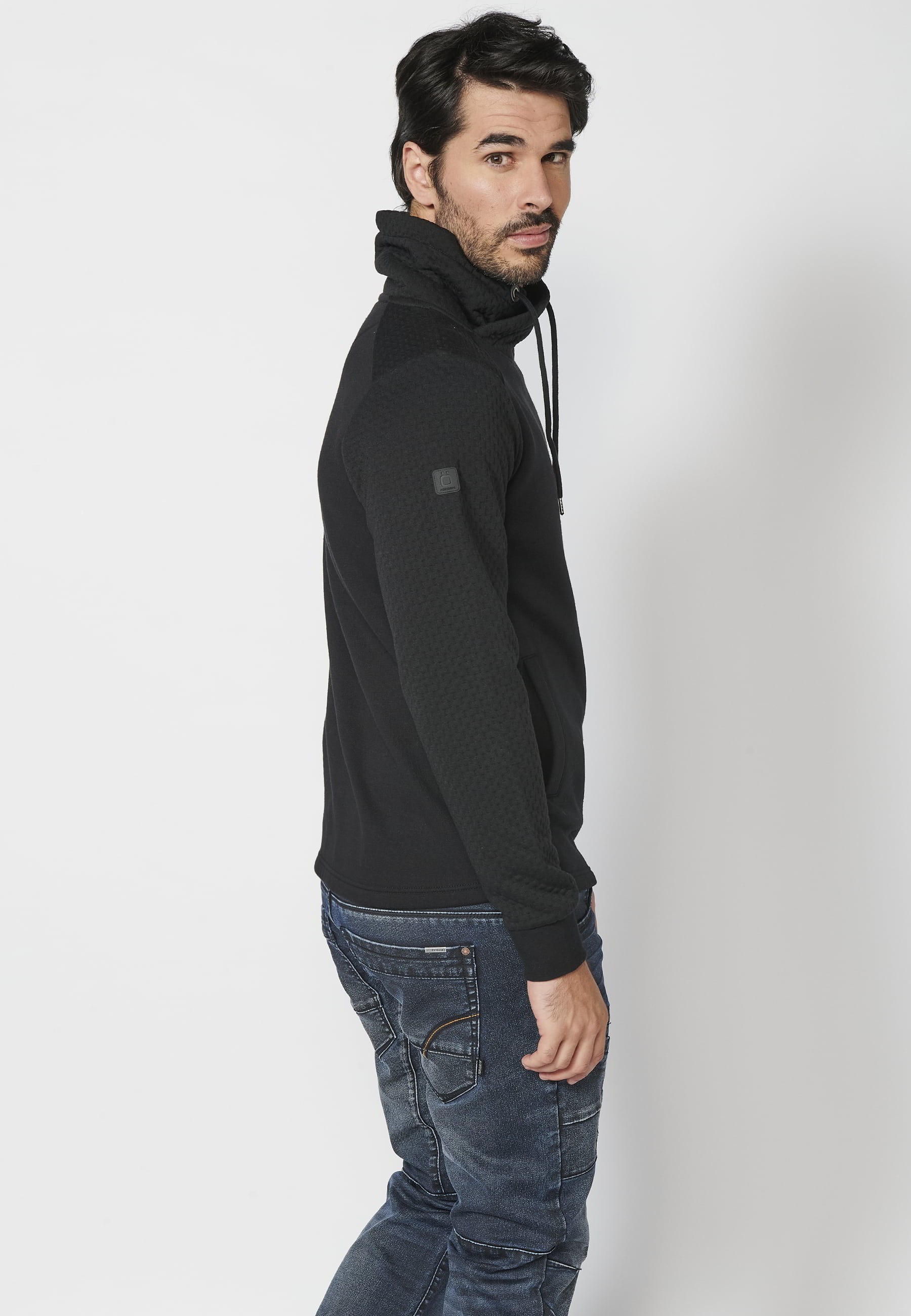 Schwarzes Herren-Sweatshirt mit Stehkragen und verstellbarer Vordertasche und langen Ärmeln