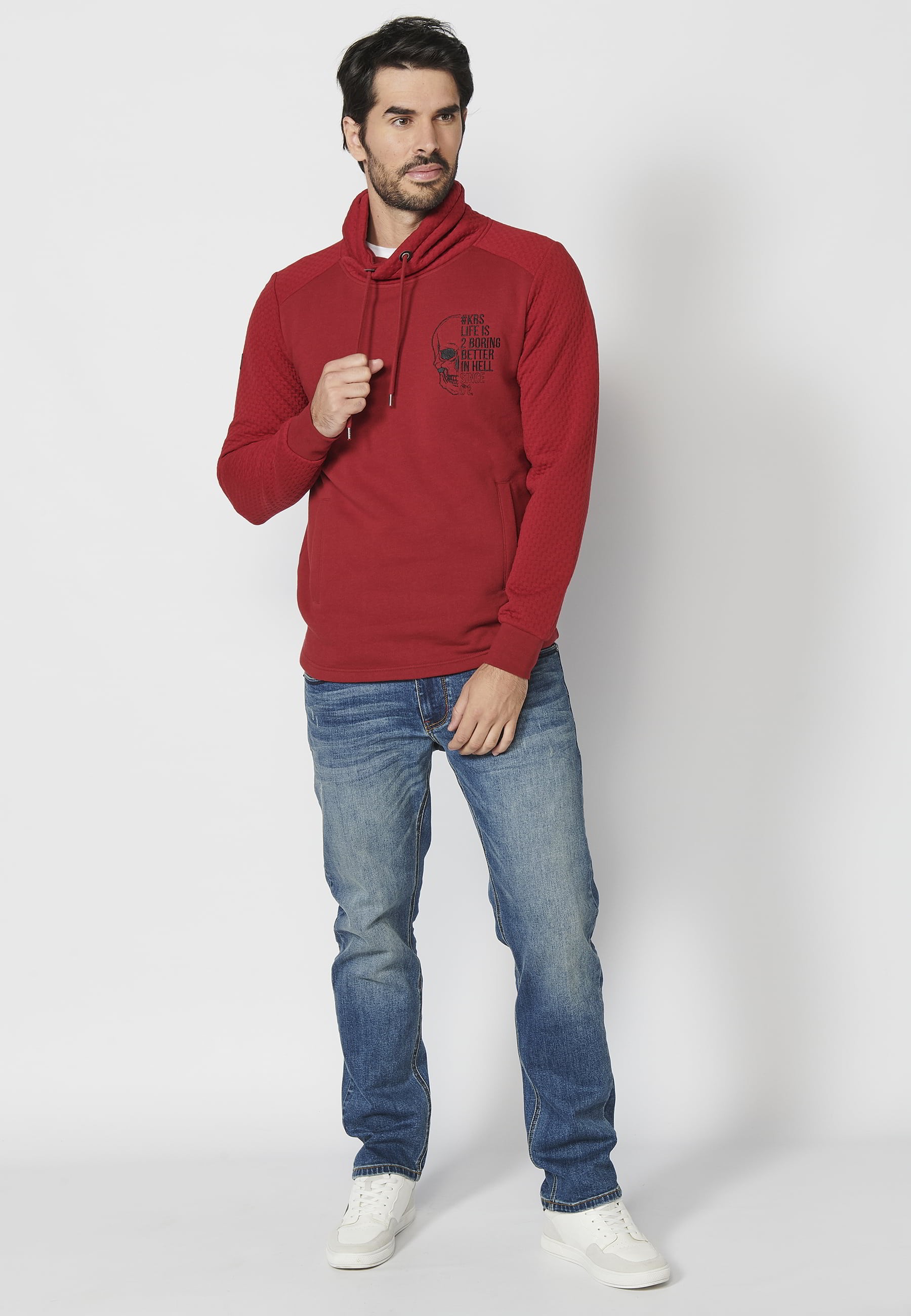 Rotes langärmliges Herren-Sweatshirt mit hohem Kragen und verstellbarer Vordertasche