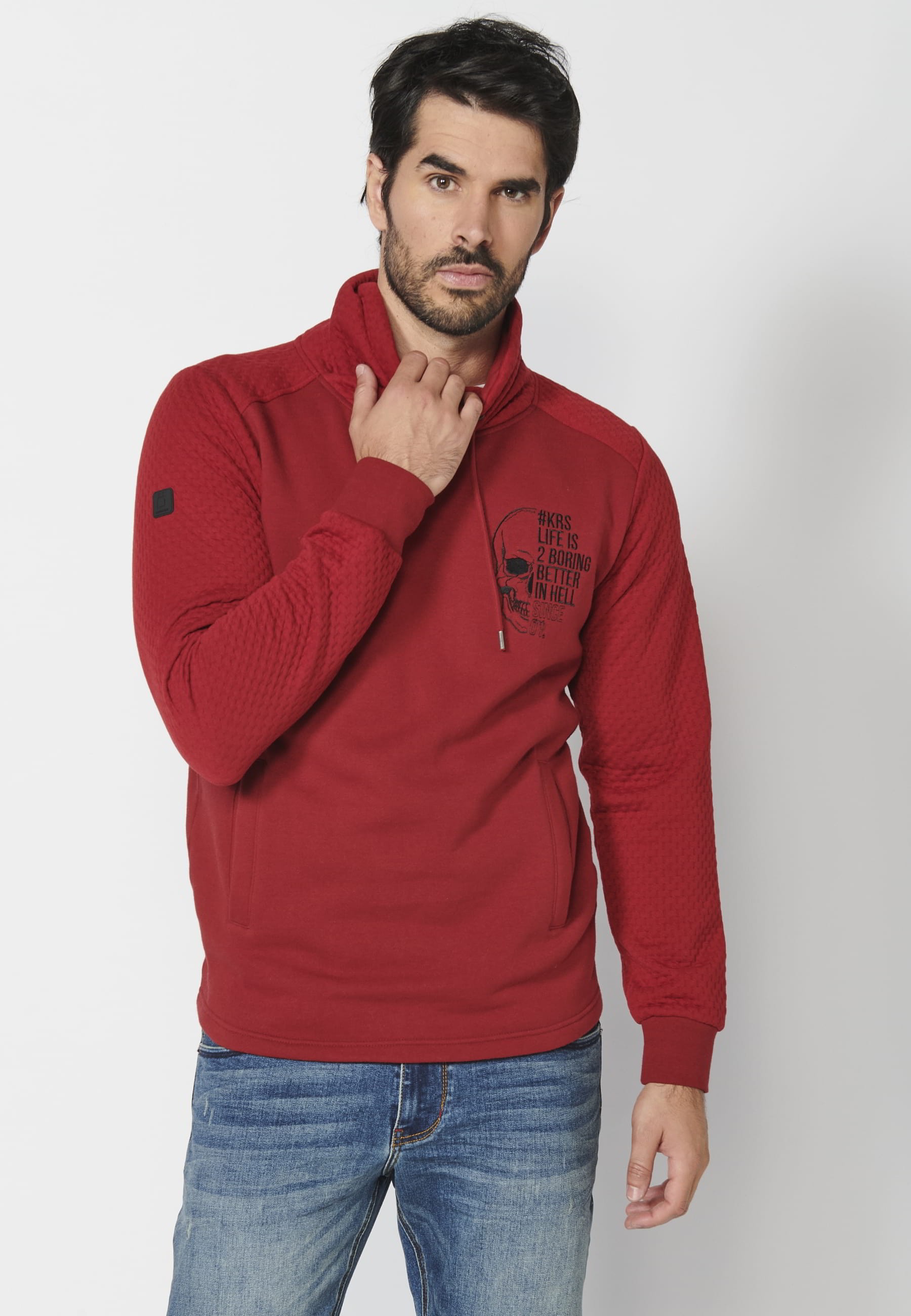 Rotes langärmliges Herren-Sweatshirt mit hohem Kragen und verstellbarer Vordertasche