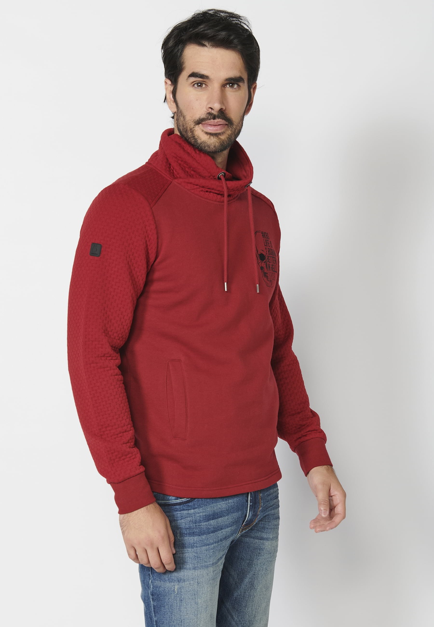 Rotes langärmliges Herren-Sweatshirt mit hohem Kragen und verstellbarer Vordertasche