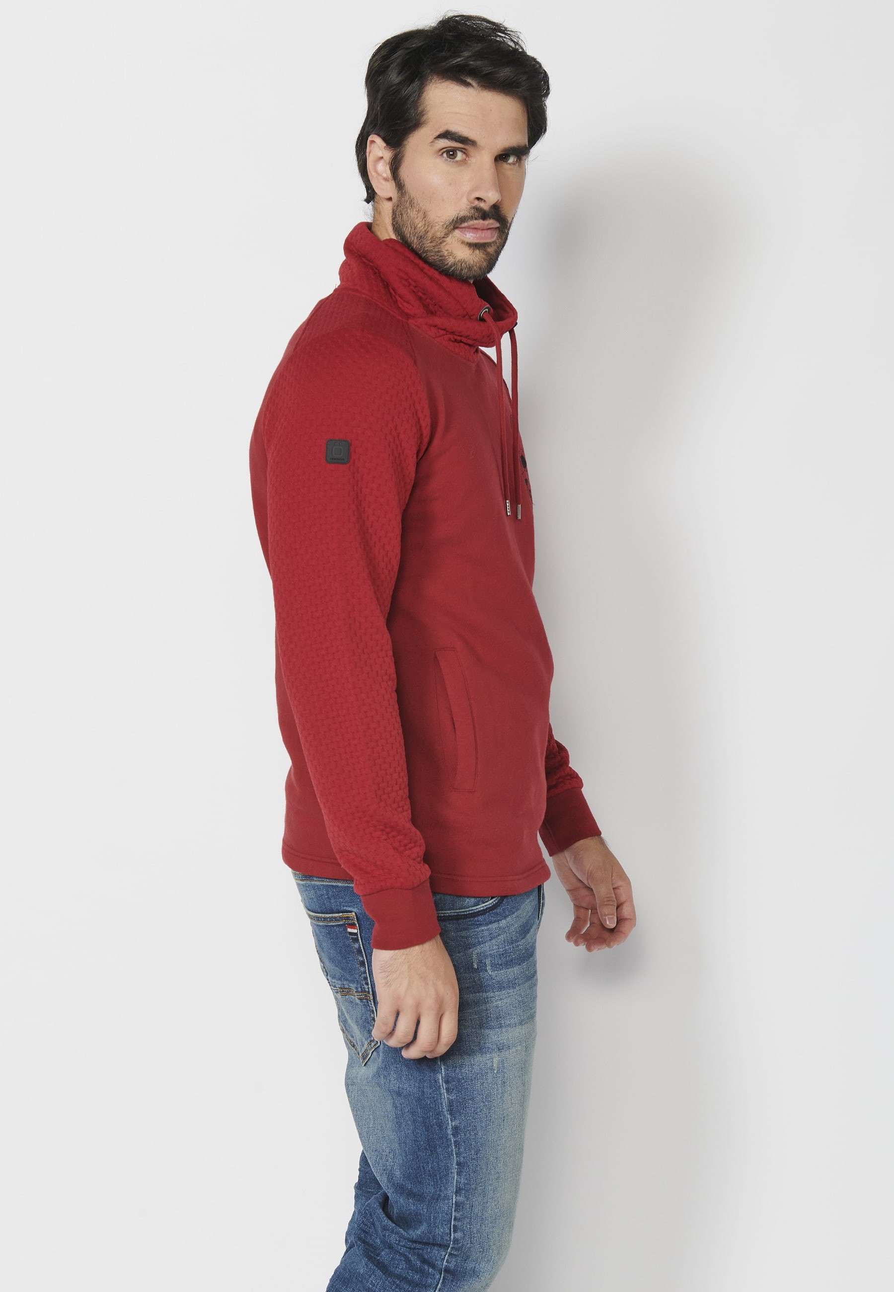 Rotes langärmliges Herren-Sweatshirt mit hohem Kragen und verstellbarer Vordertasche