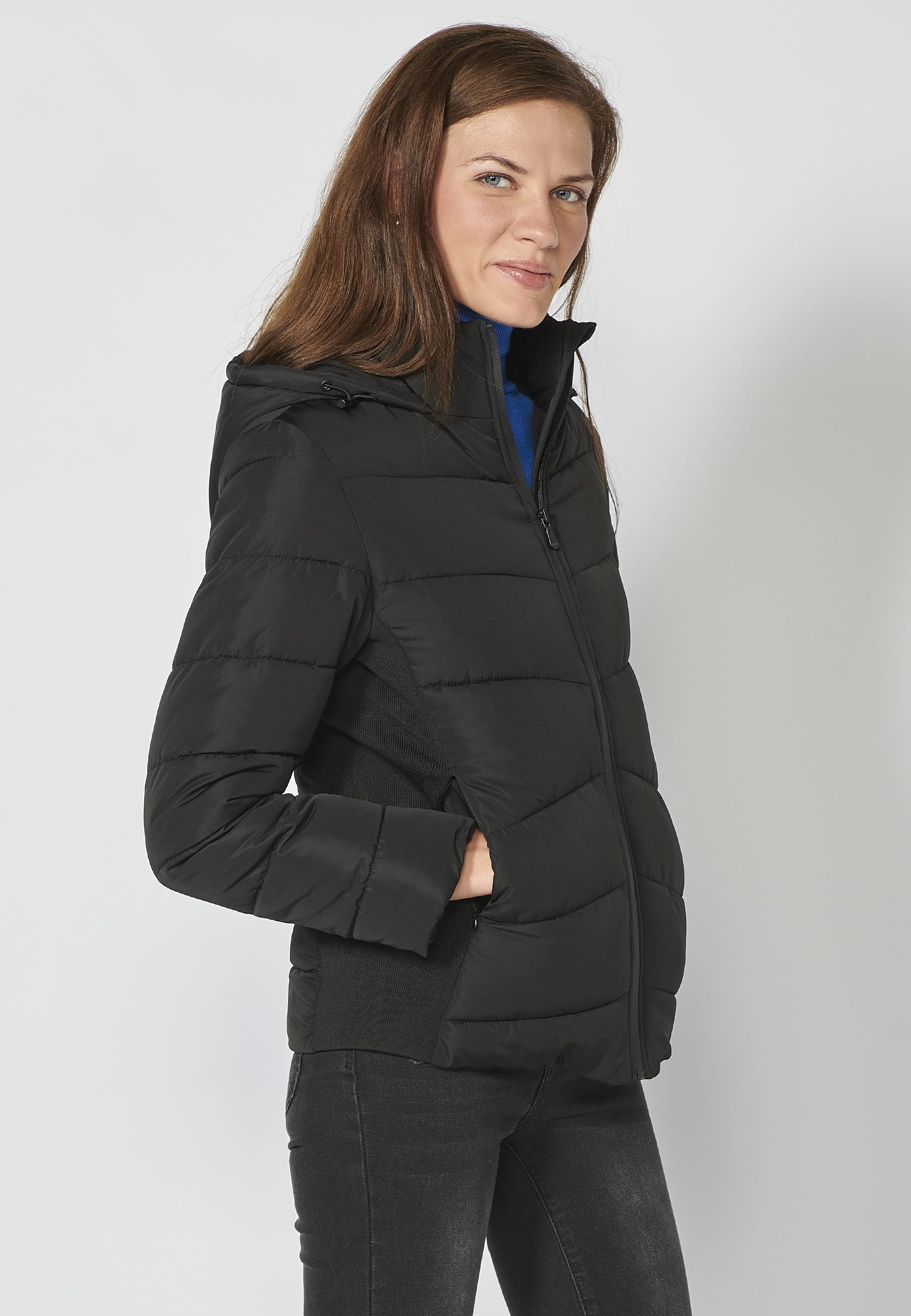 Kurze wattierte Jacke mit Kapuzenkragen in Schwarz für Damen 1