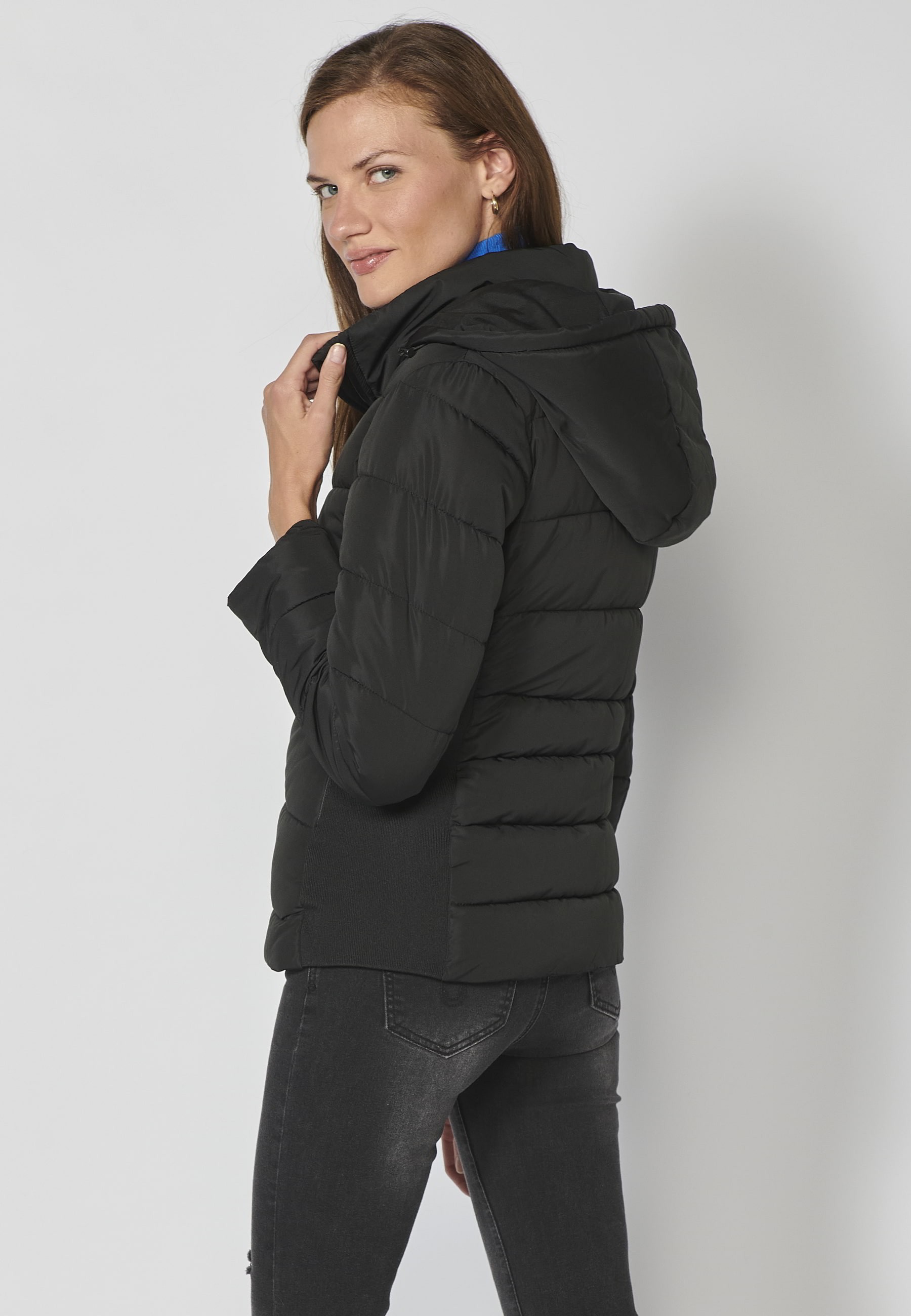 Kurze wattierte Jacke mit Kapuzenkragen in Schwarz für Damen 6