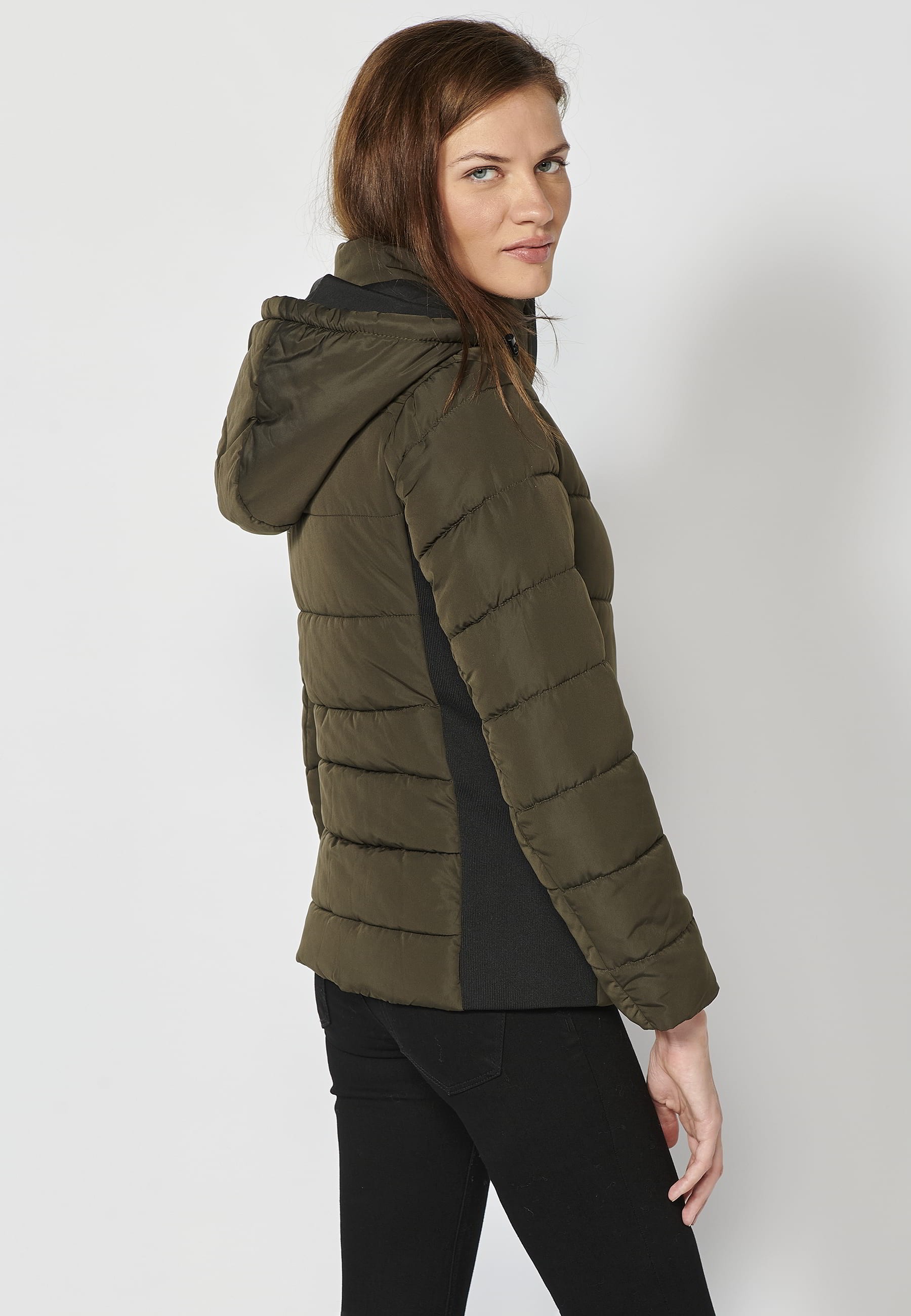 Kurze wattierte Jacke mit Kapuzenkragen in der Farbe Khaki für Damen 5