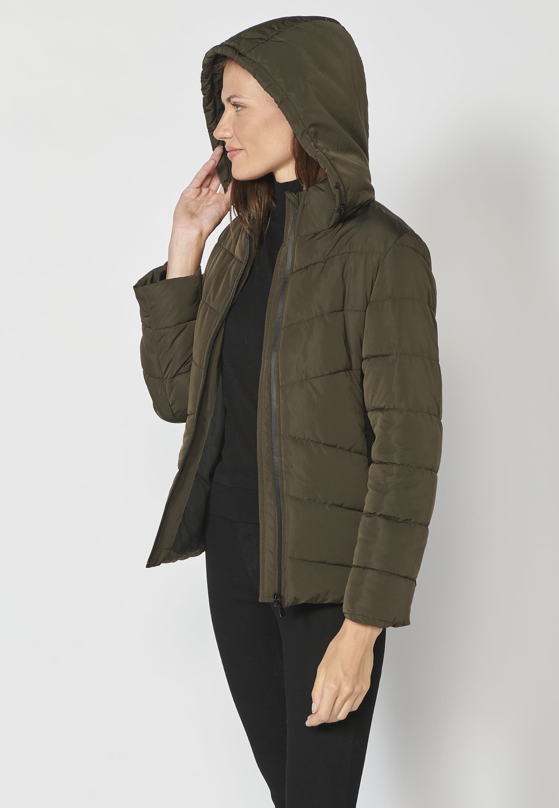 Kurze wattierte Jacke mit Kapuzenkragen in der Farbe Khaki für Damen 6