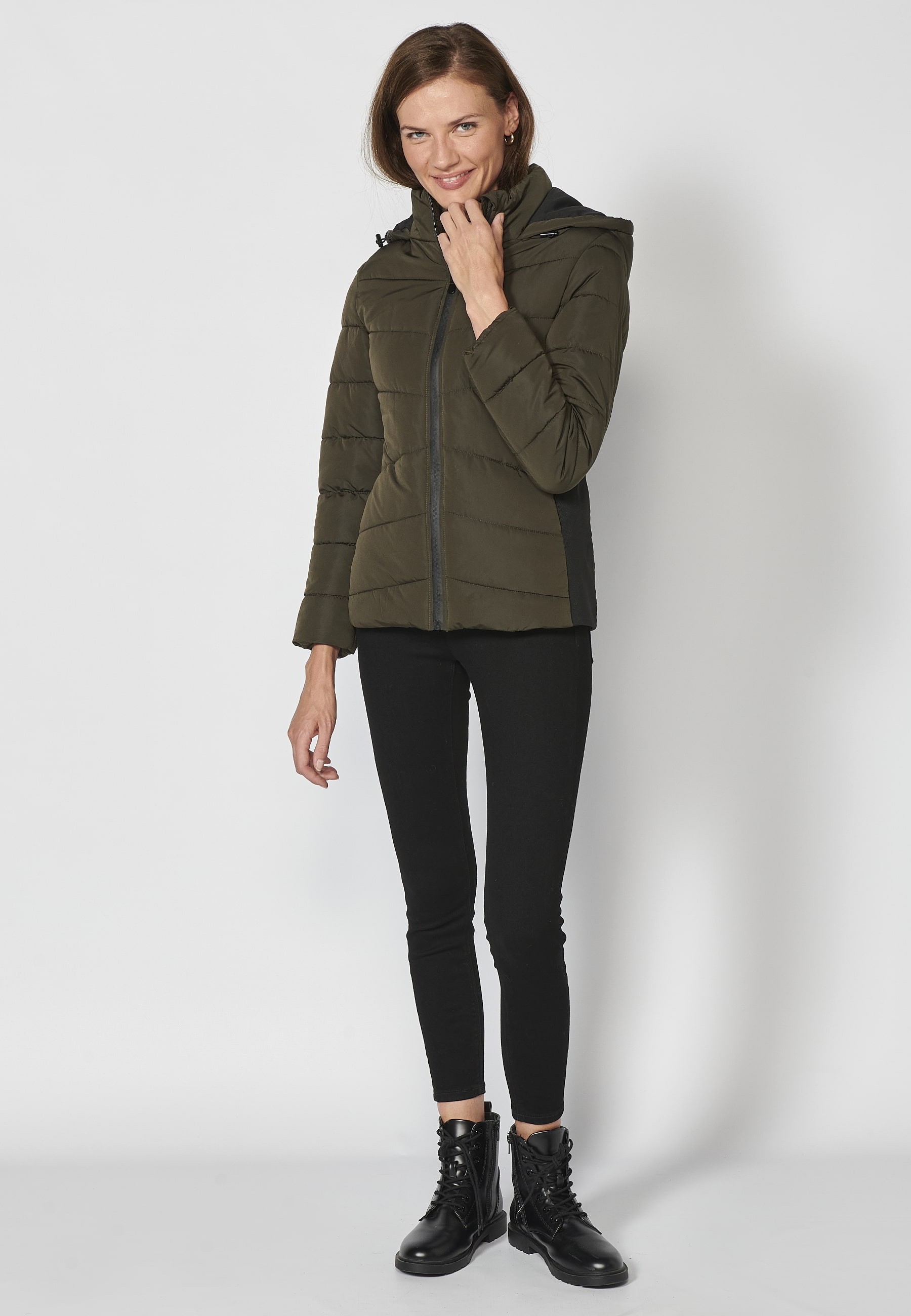 Kurze wattierte Jacke mit Kapuzenkragen in der Farbe Khaki für Damen 2