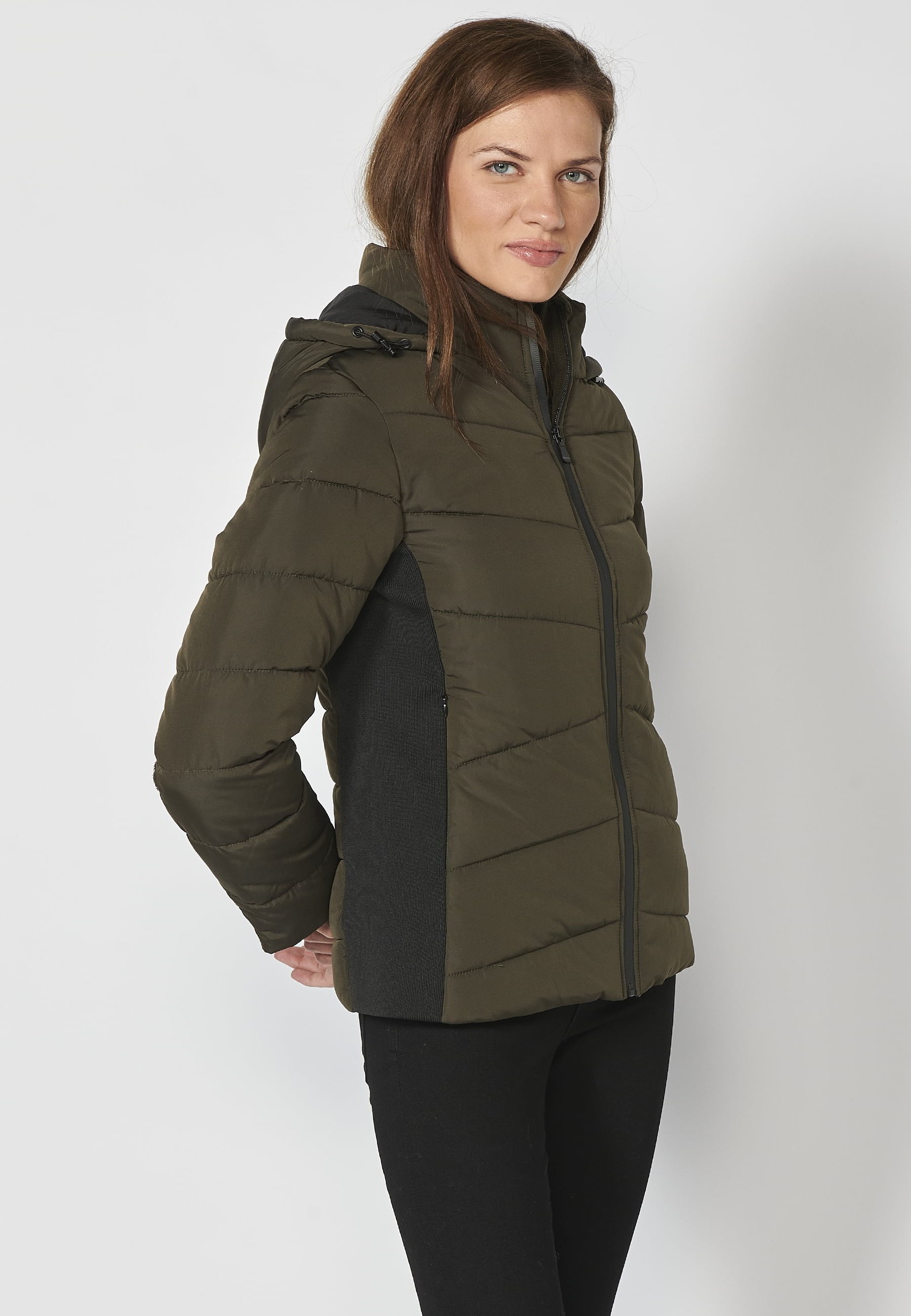 Kurze wattierte Jacke mit Kapuzenkragen in der Farbe Khaki für Damen 8