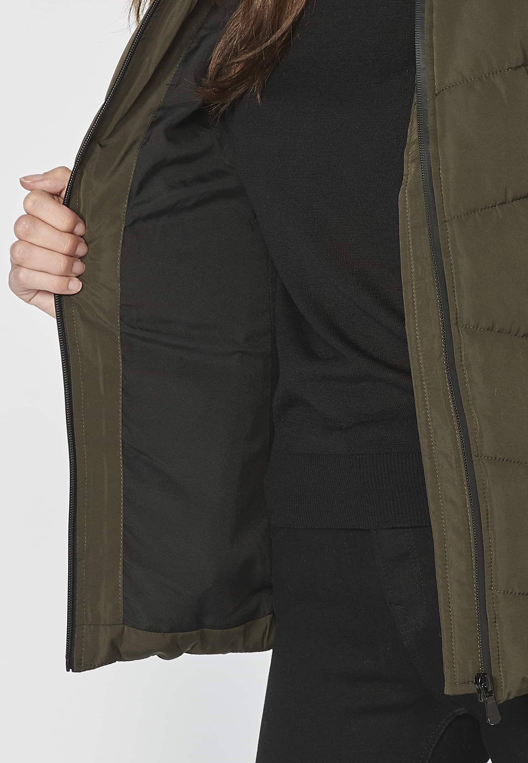 Kurze wattierte Jacke mit Kapuzenkragen in der Farbe Khaki für Damen 9