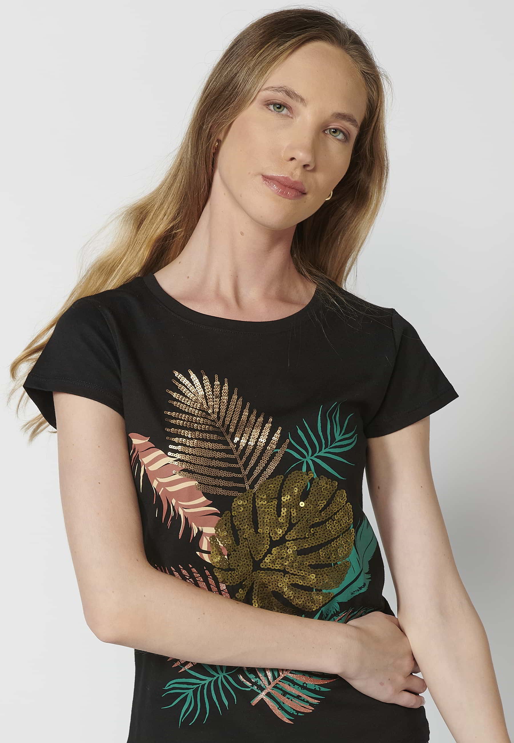 Camiseta de manga corta de algodón cuello redondo estampado frontal hojas  color negro para mujer