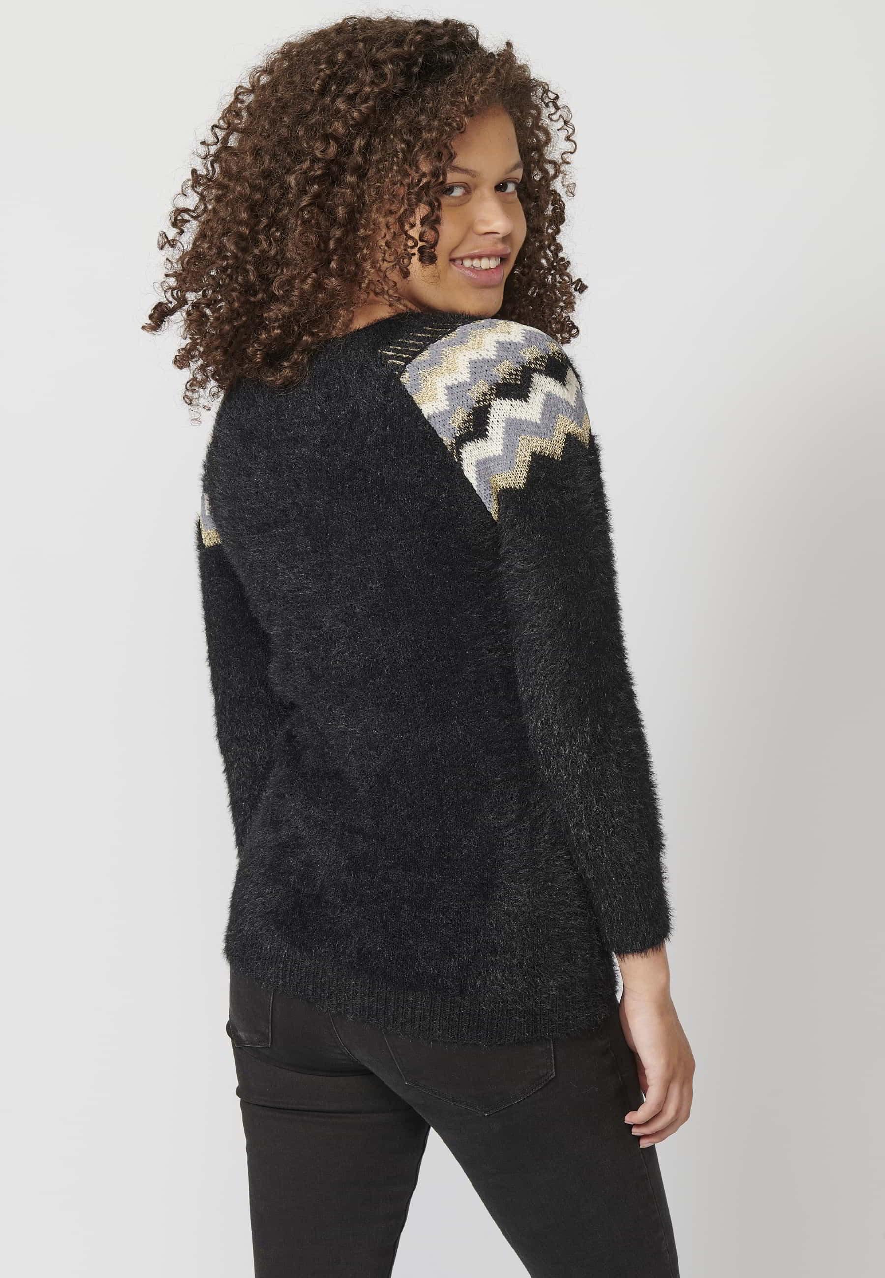 Pull tricoté noir à manches longues et col rond pour femme 7