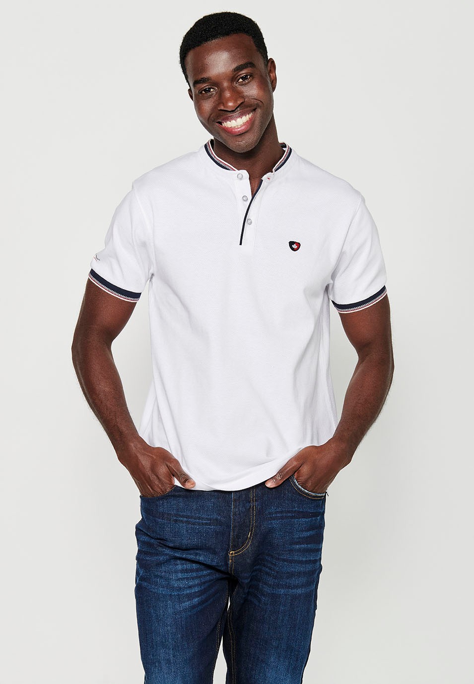 Polo de manga corta de algodón acabada en rib con Cuello redondo con abertura abotonada y Texturizado con  Aberturas laterales de Color Blanco para Hombre