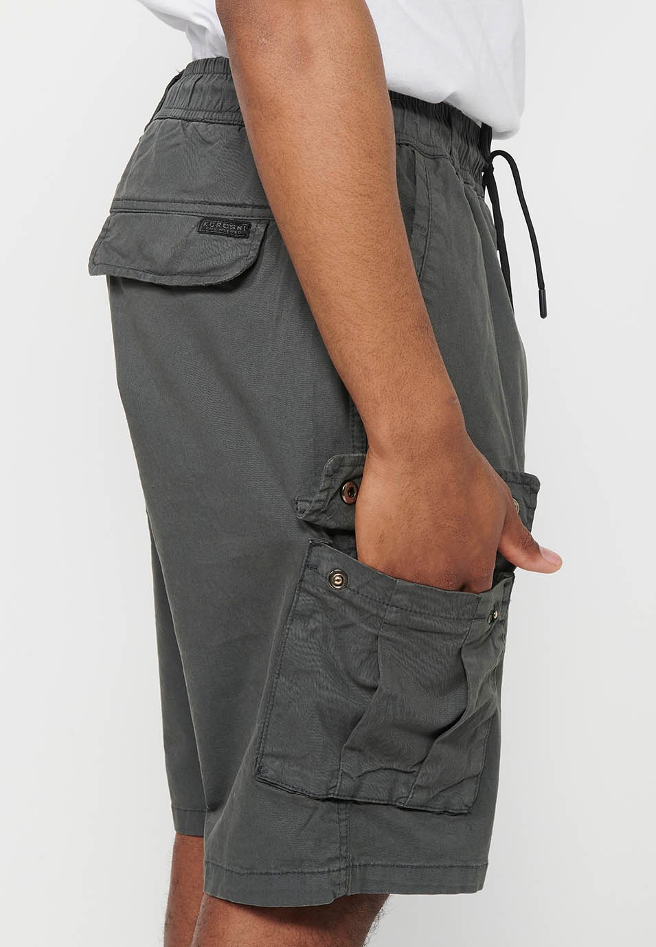 Pantalón corto cargo con Bolsillos laterales con solapa y Cierre delantero con cremallera y botón Color Gris para Hombre