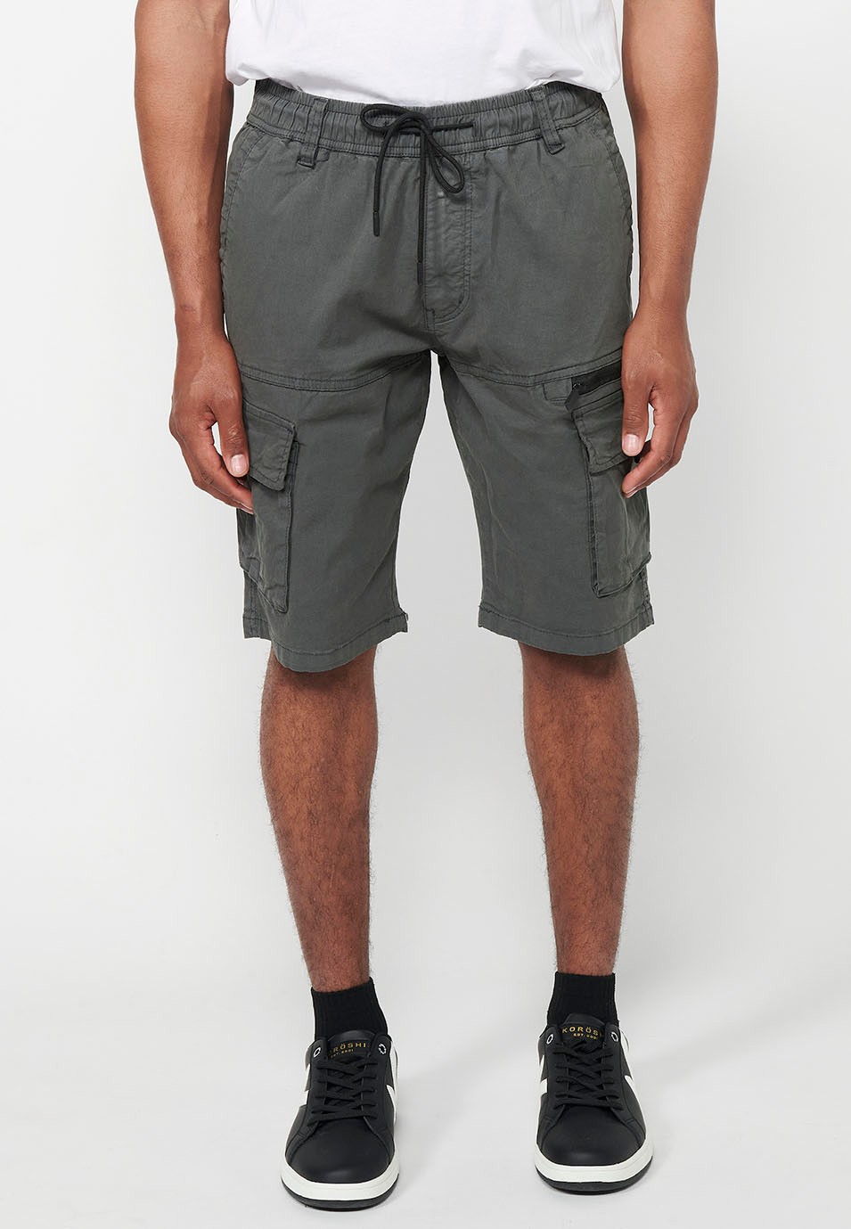 Pantalón corto cargo con Bolsillos laterales con solapa y Cierre delantero con cremallera y botón Color Gris para Hombre