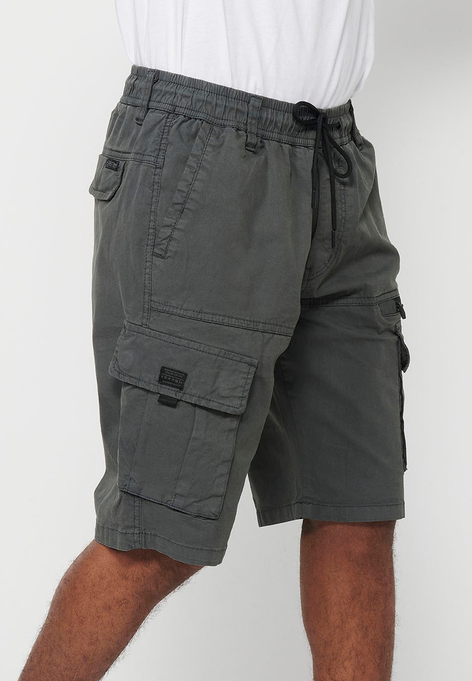 Pantalón corto cargo con Bolsillos laterales con solapa y Cierre delantero con cremallera y botón Color Gris para Hombre