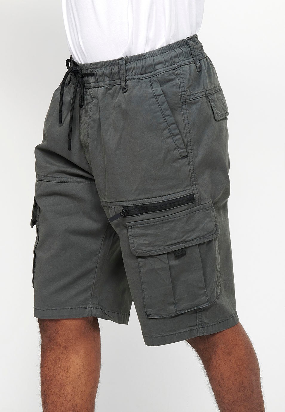 Pantalón corto cargo con Bolsillos laterales con solapa y Cierre delantero con cremallera y botón Color Gris para Hombre