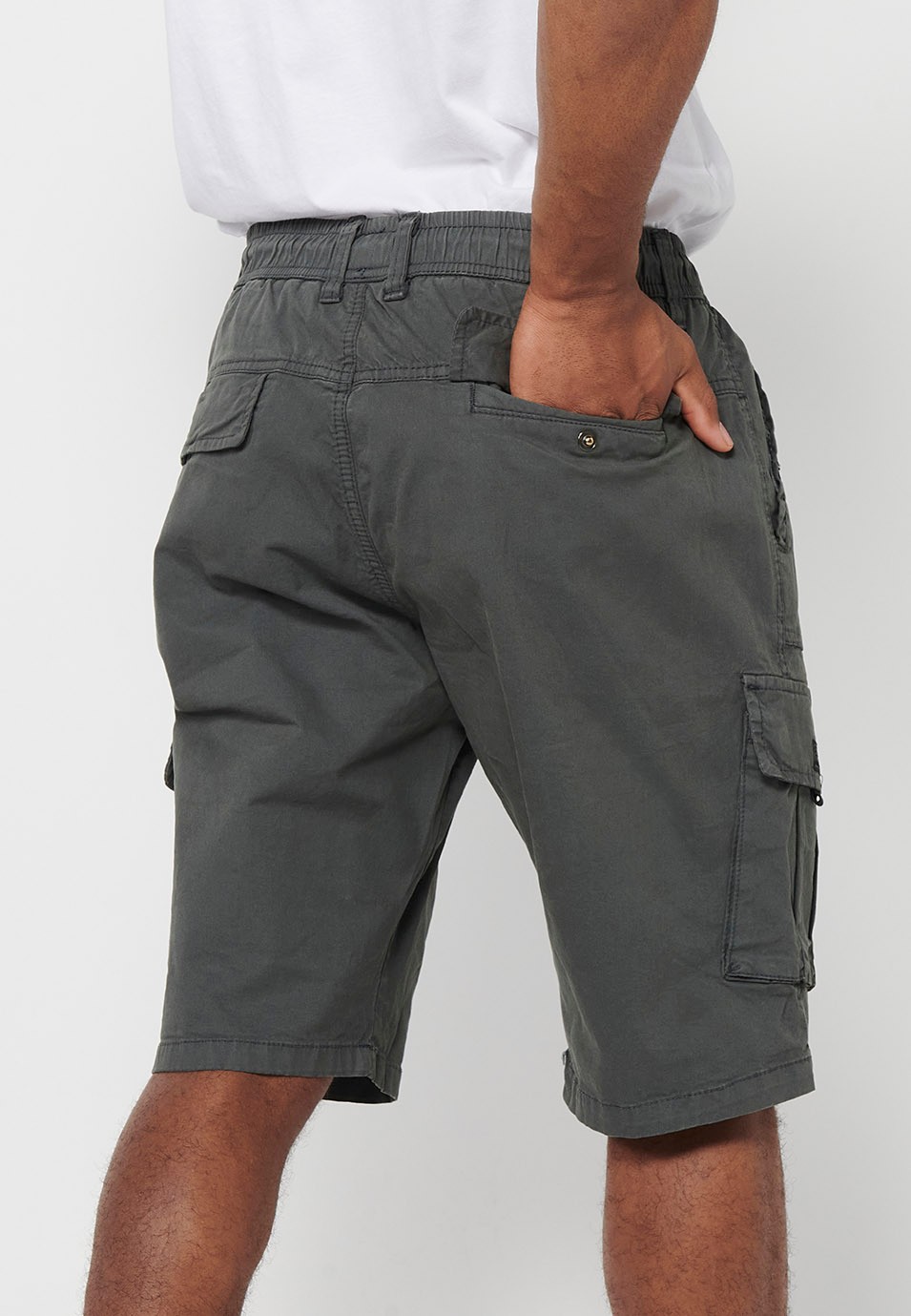 Pantalón corto cargo con Bolsillos laterales con solapa y Cierre delantero con cremallera y botón Color Gris para Hombre