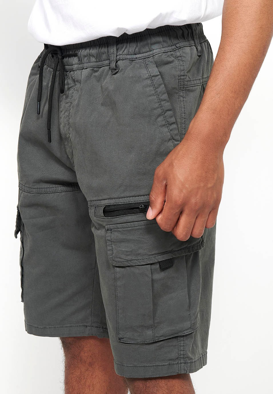 Pantalón corto cargo con Bolsillos laterales con solapa y Cierre delantero con cremallera y botón Color Gris para Hombre