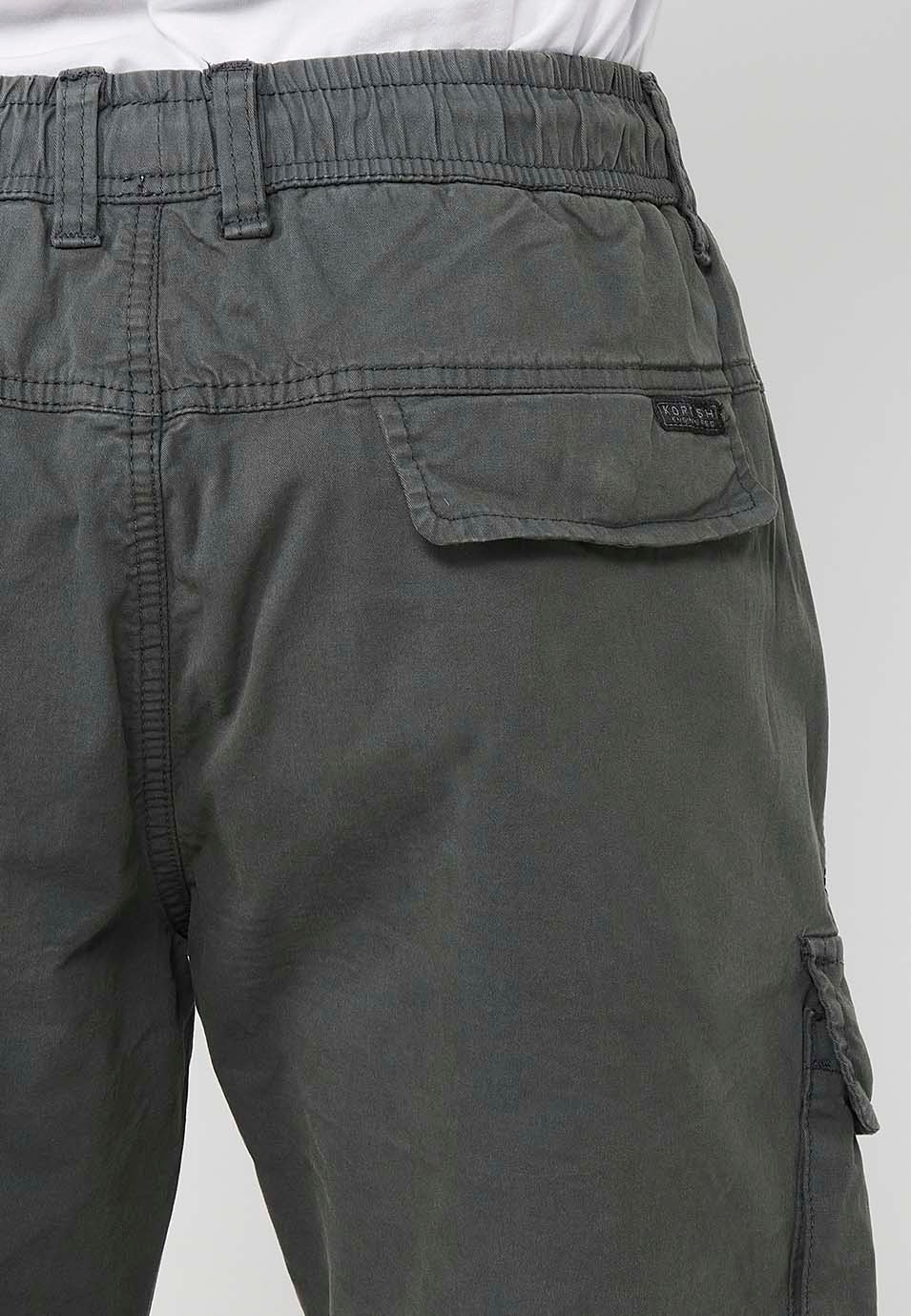 Pantalón corto cargo con Bolsillos laterales con solapa y Cierre delantero con cremallera y botón Color Gris para Hombre