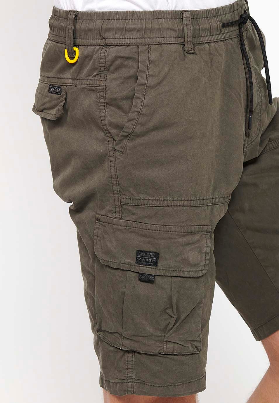 Pantalón corto cargo con Bolsillos laterales con solapa y Cierre delantero con cremallera y botón Color Oliva para Hombre