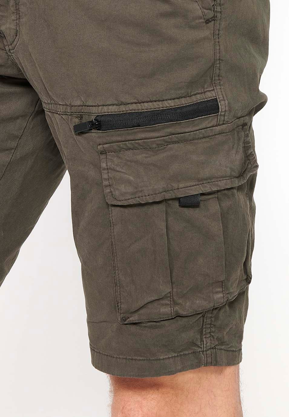 Pantalón corto cargo con Bolsillos laterales con solapa y Cierre delantero con cremallera y botón Color Oliva para Hombre