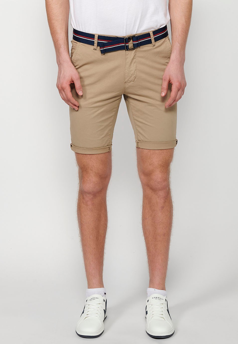 Short avec finition revers avec fermeture sur le devant avec fermeture éclair et bouton et ceinture de couleur Beige pour homme 2