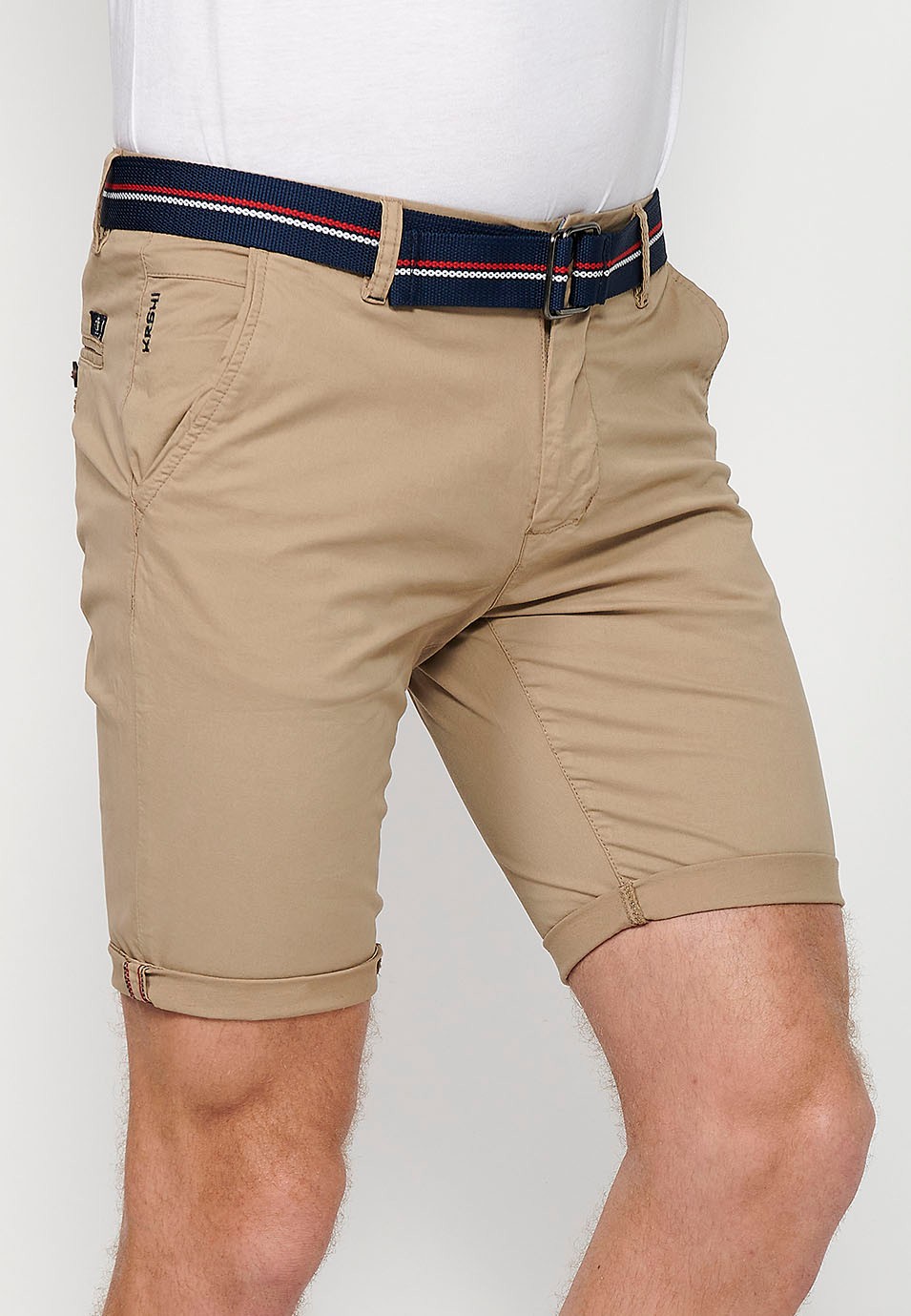 Short avec finition revers avec fermeture sur le devant avec fermeture éclair et bouton et ceinture de couleur Beige pour homme 3