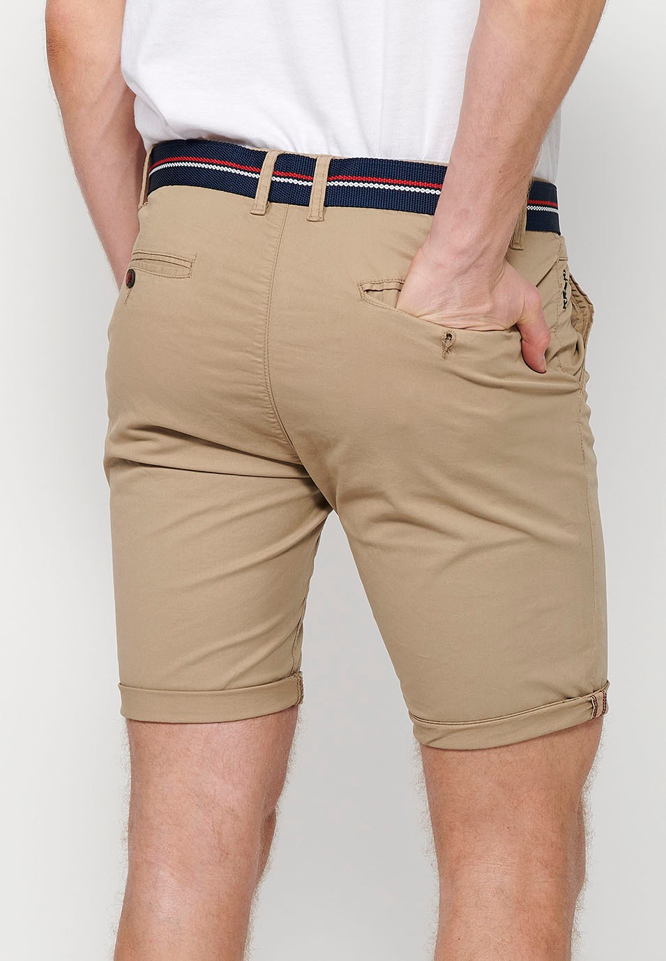 Shorts mit Umschlag, Frontverschluss mit Reißverschluss, Knopf und Gürtel in der Farbe Beige für Herren 7