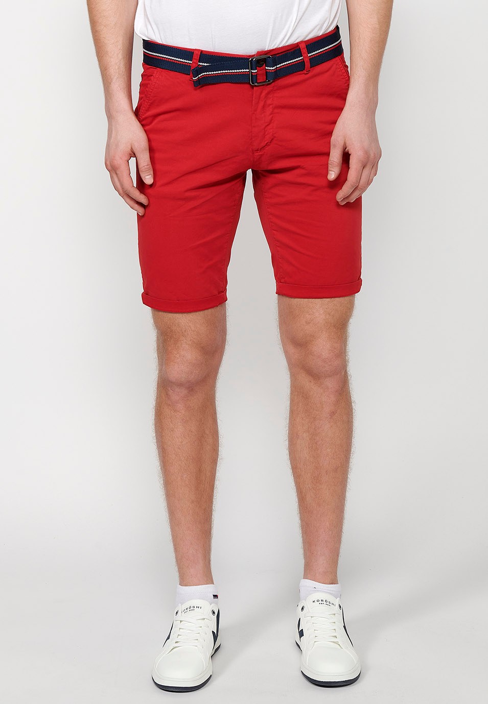 Short avec finition à revers avec fermeture sur le devant avec fermeture éclair, bouton et ceinture en Rouge pour homme 4