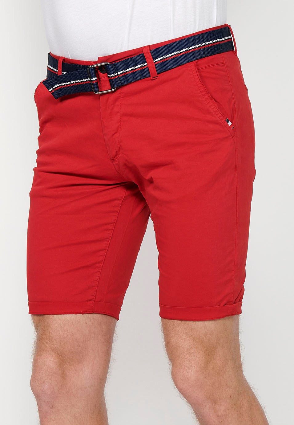 Short avec finition à revers avec fermeture sur le devant avec fermeture éclair, bouton et ceinture en Rouge pour homme 3