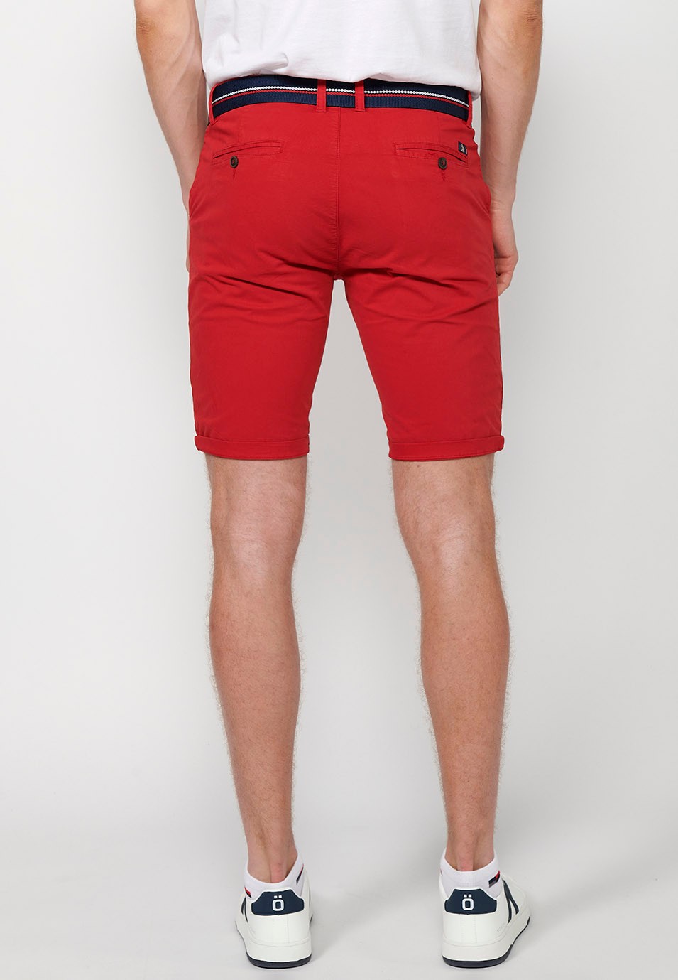 Short avec finition à revers avec fermeture sur le devant avec fermeture éclair, bouton et ceinture en Rouge pour homme 2