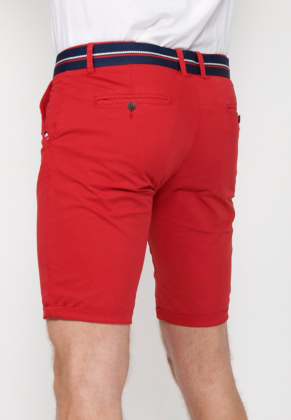 Short avec finition à revers avec fermeture sur le devant avec fermeture éclair, bouton et ceinture en Rouge pour homme 6