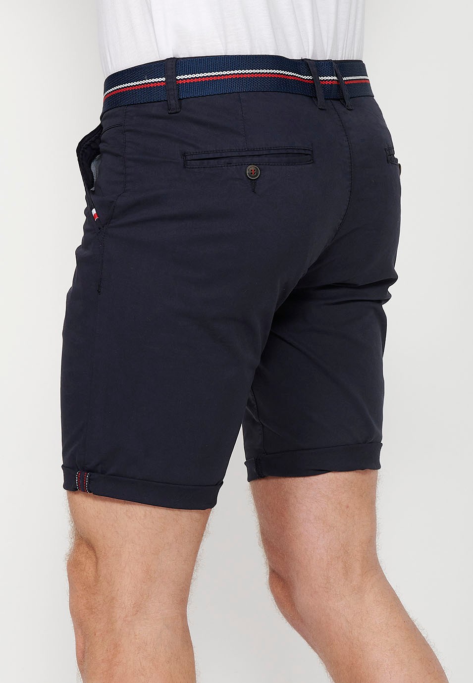 Short avec finition revers avec fermeture sur le devant avec fermeture éclair et bouton et ceinture de couleur Marine pour homme