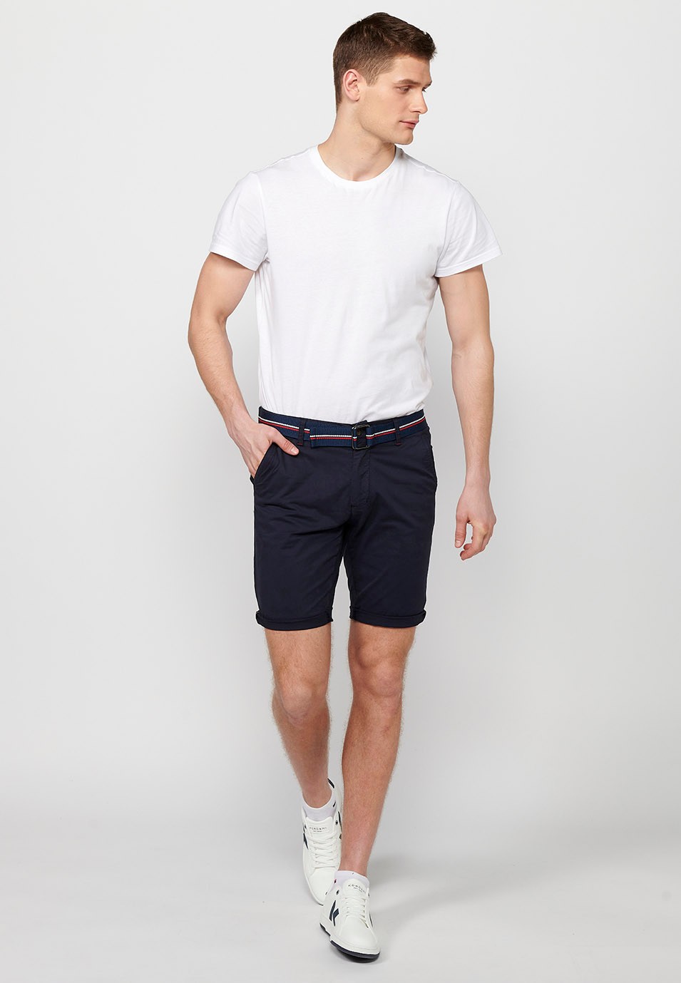 Short avec finition revers avec fermeture sur le devant avec fermeture éclair et bouton et ceinture de couleur Marine pour homme