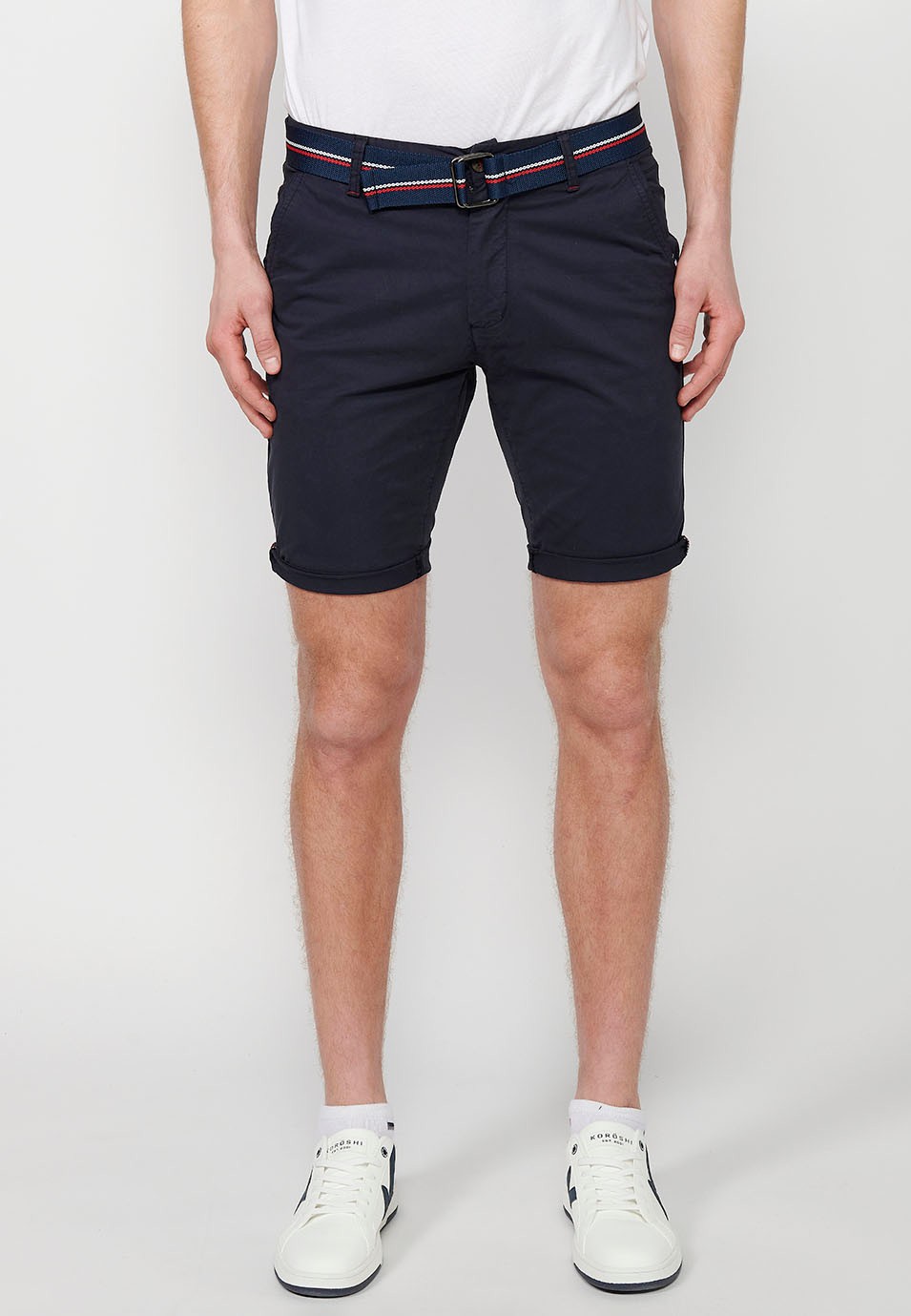 Short avec finition revers avec fermeture sur le devant avec fermeture éclair et bouton et ceinture de couleur Marine pour homme