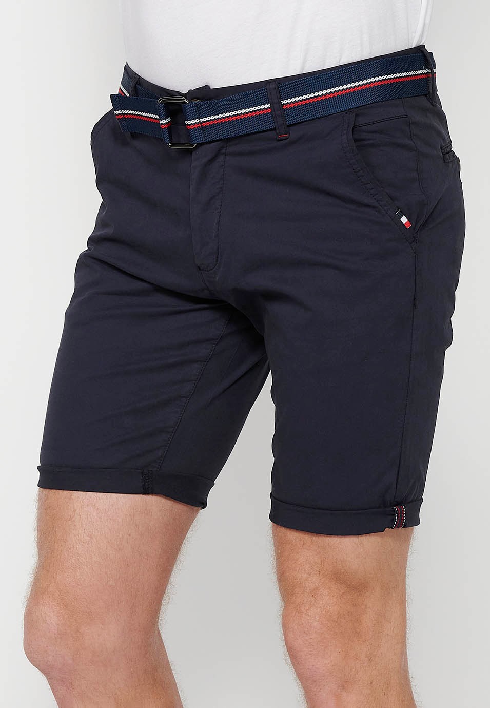 Short avec finition revers avec fermeture sur le devant avec fermeture éclair et bouton et ceinture de couleur Marine pour homme