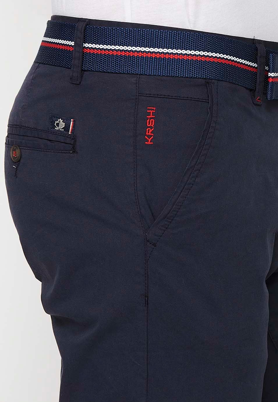 Short avec finition revers avec fermeture sur le devant avec fermeture éclair et bouton et ceinture de couleur Marine pour homme