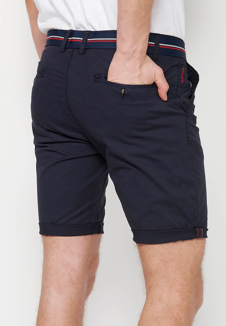 Short avec finition revers avec fermeture sur le devant avec fermeture éclair et bouton et ceinture de couleur Marine pour homme