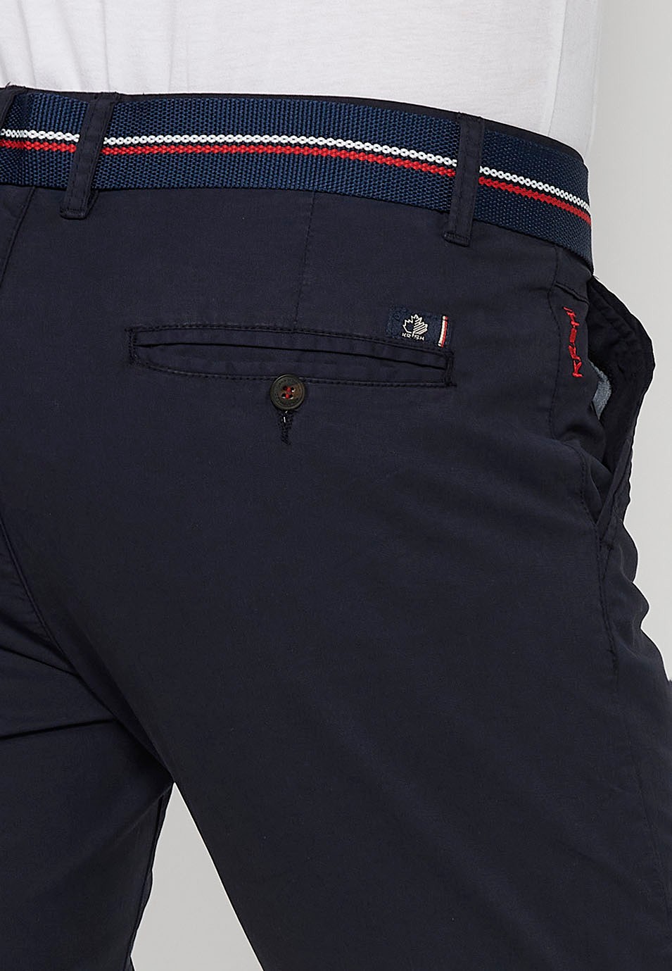 Short avec finition revers avec fermeture sur le devant avec fermeture éclair et bouton et ceinture de couleur Marine pour homme