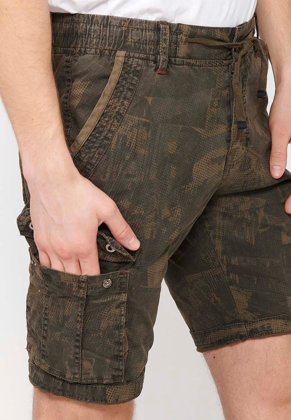 Pantalón corto cargo con Cierre delantero con cremallera y botón y Cuatro bolsillos, dos traseros con solapa con Dos bolsillos cargo con solapa y Cintura ajustable con cordón de Color Kaki para Hombre 8