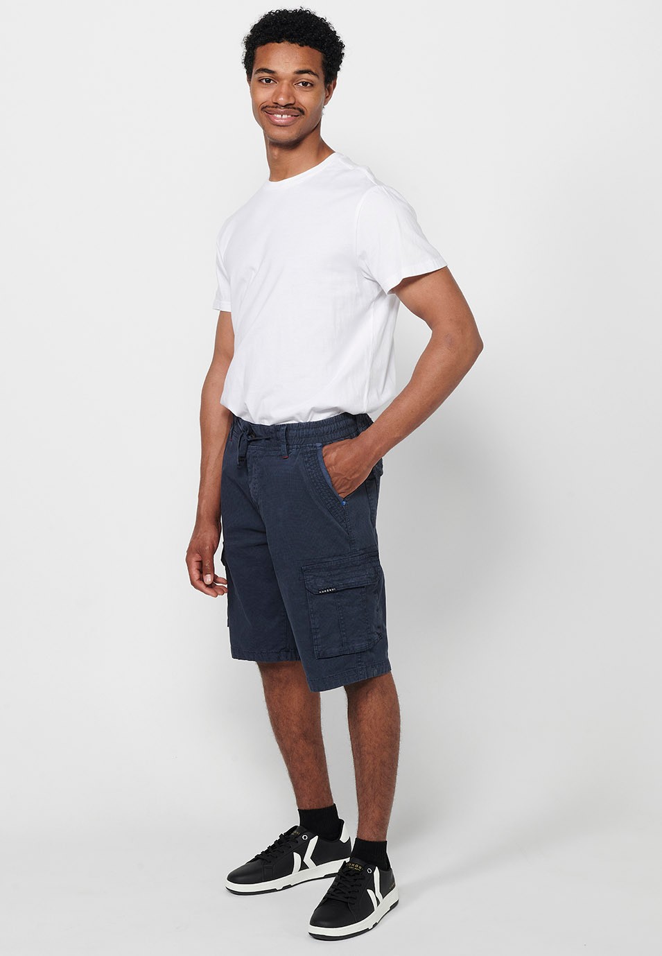 Pantalón corto cargo con Cierre delantero con cremallera y botón y Cuatro bolsillos, dos traseros con solapa con Dos bolsillos cargo con solapa y Cintura ajustable con cordón de Color Navy para Hombre